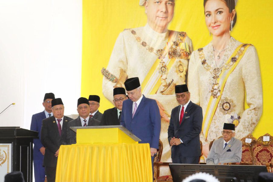Sultan of Perak, Sultan Nazrin Muizzuddin Shah today opened the Women, Children and Cardiology Complex (KWKK) at the Raja Permaisuri Bainun Hospital (HRPB) here.- NSTP/. Manimaran