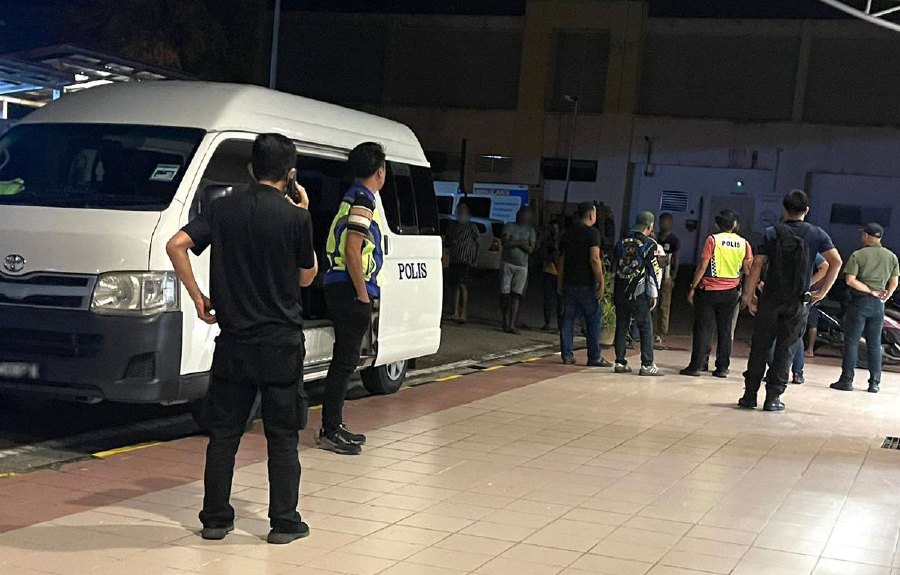 District police chief Assistant Commissioner Mazlan Hassan said the series of incidents unfolded following an accident involving a motorcycle and a Perodua Myvi around 5.30pm.- Pic courtesy of police