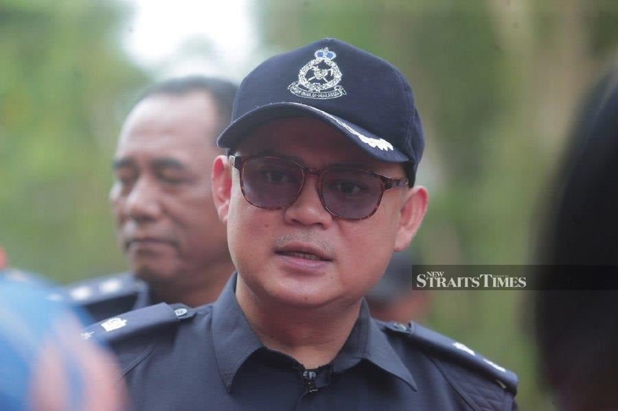 District police chief Superintendent Hussin Zamora said the man was boxed in by the trailing traffic officers near a traffic light junction at KM32.7 of Jalan Kota Tinggi - Kulai.- NSTP/NUR AISYAH MAZALAN