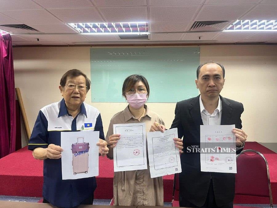 Lisa Lim (centre) with MCA Public Services and Complaints Department Chief Datuk Seri Michael Chong (left) and the department’s Legal Advisor, James Ee during a press conference at Wisma MCA. - NSTP PIC