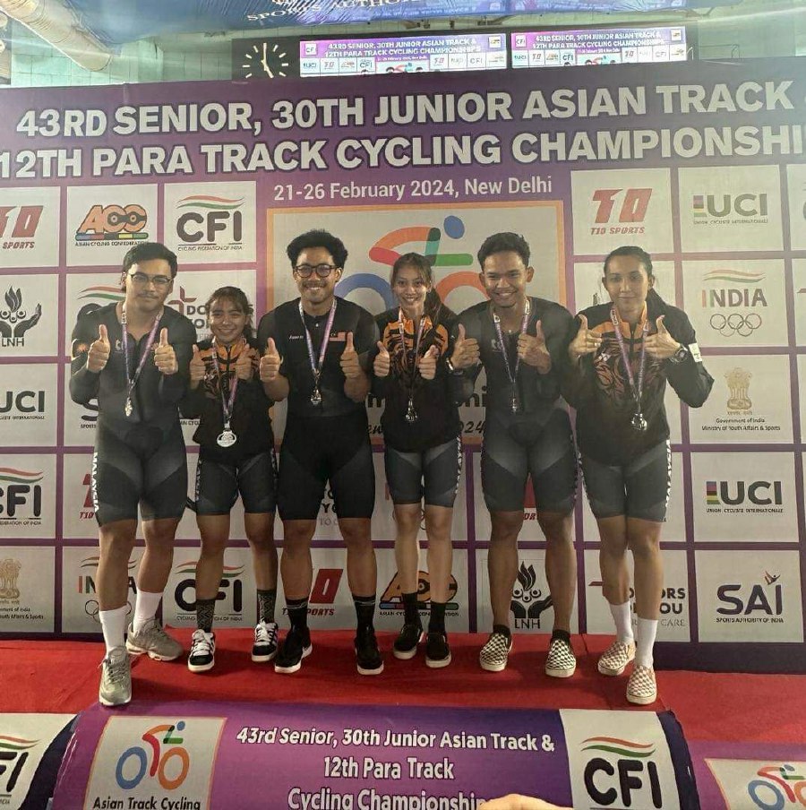 (From left) Umar Hasbullah, Nurul Izzah Izzati Asri, Fadhil Zonis, Nurul Aliana Syafika Azizan, Ridwan Sahrom and Anis Amira Rosidi with their medals at the Asian Cycling Championships in New Delhi on Wednesday. PIC BY NSC 