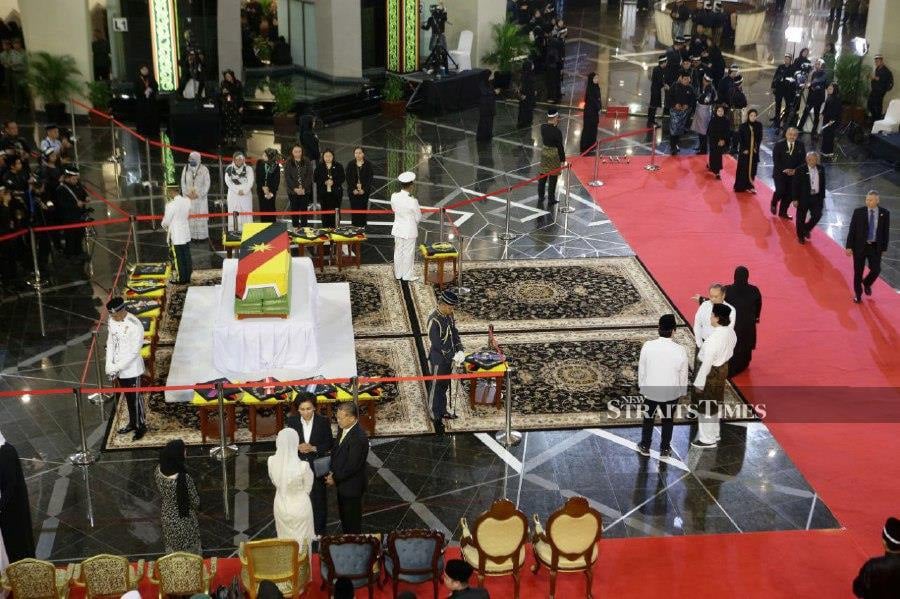 The casket, carried by eight pallbearers from the armed forces, was placed on a special platform in the atrium to enable VIPs and the public to pay their last respects.- NSTP/NADIM BOKHARI