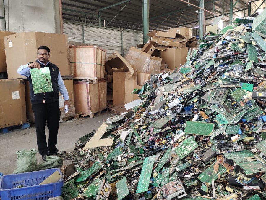 The estimated weight of the waste is 200 tonnes, located nearly 100 metres from Sungai Linggi. The waste materials are believed to have been imported into the country from the United States and China through Port Klang, which was declared incorrectly. - Pic courtesy JAS Negeri Sembilan.