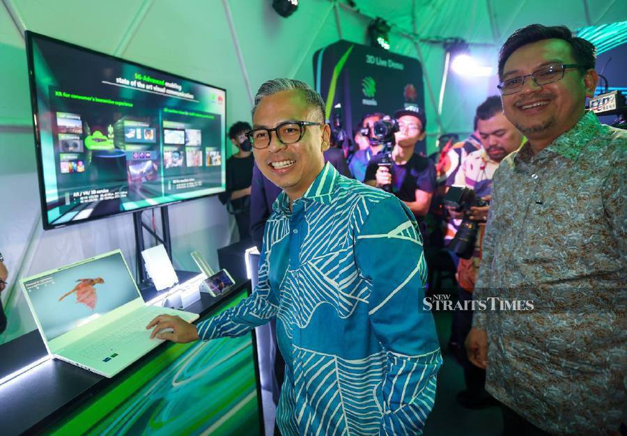 Communications Minister Fahmi Fadzil at the launching the Maxis 5G-Adcanced Trial Showcas here. - NSTP/ASWADI ALIAS