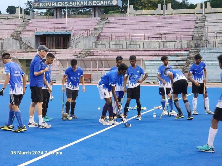 Paul Lissek (second from left) training Jiwa Mohan Academy players at Tun Razak Stadium.