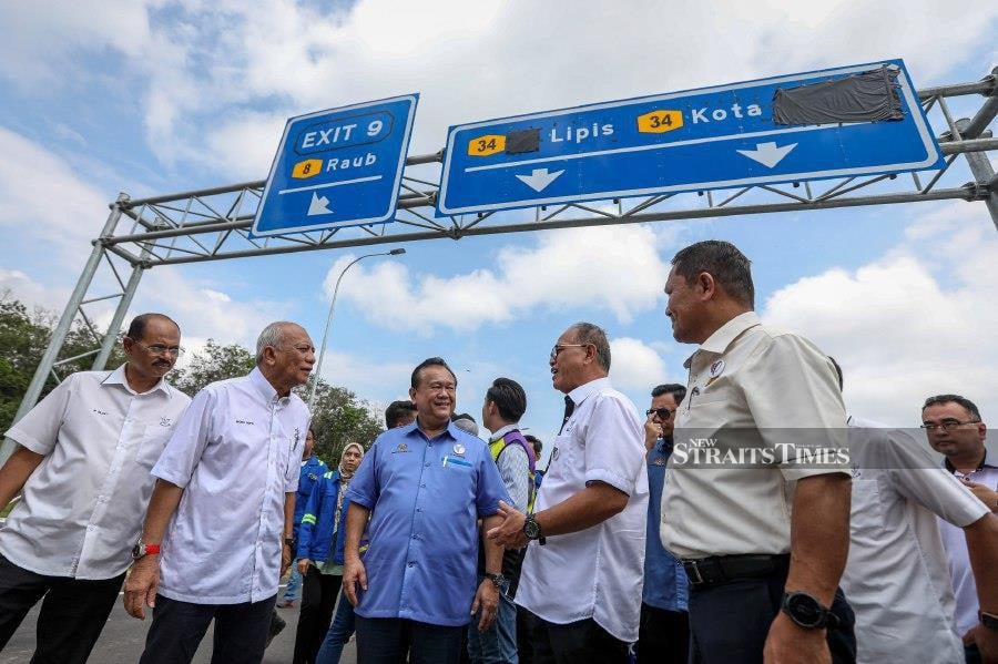 Works Minister Datuk Seri Alexander Nanta Linggi today said that abolishing the tolls would cause the government to incur more expenses to maintain the roads and carry out maintenance. - NSTP/LUQMAN HAKIM ZUBIR