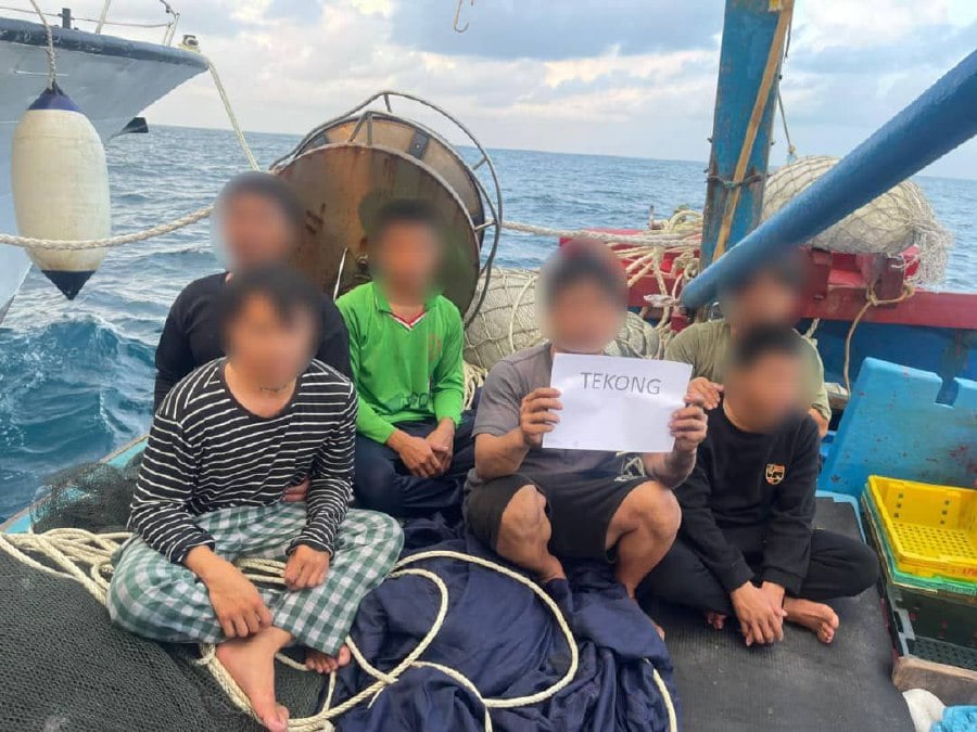The suspects detained near Pulau Tioman. -- Pic courtesy of MMEA