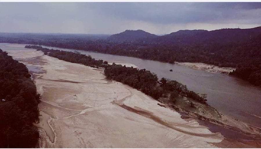 The dried waterway along Sungai Pahang at Kampung Pesagi, Maran with the riverbed exposed.- Pic credit drone image courtesy of NST reader