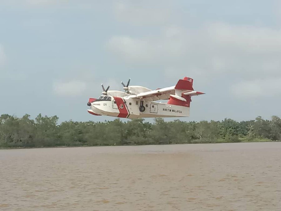 The Bombardier CL-415 plane used to put out the fire. -- Pic courtesy of MMEA
