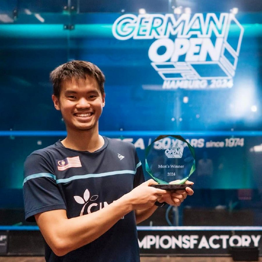Ng Eain Yow posing with the trophy after winning the German Open in Hamburg on Sunday. - Pic credit PSA TOUR
