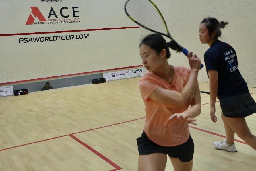 Chan Yiwen (left) playing against Cheng Nga Ching of Hong Kong. -- Pic from PSA World Tour