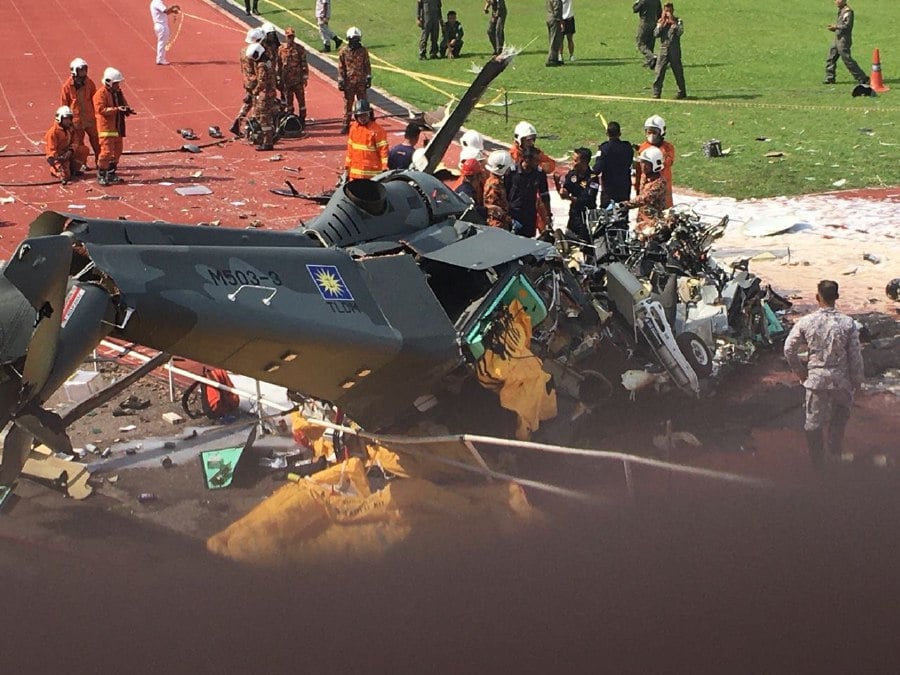  The wreckage of two Royal Malaysian Navy (RMN) helicopters that crashed at the Lumut naval base on Tuesday has been relocated from the crash site today. 
