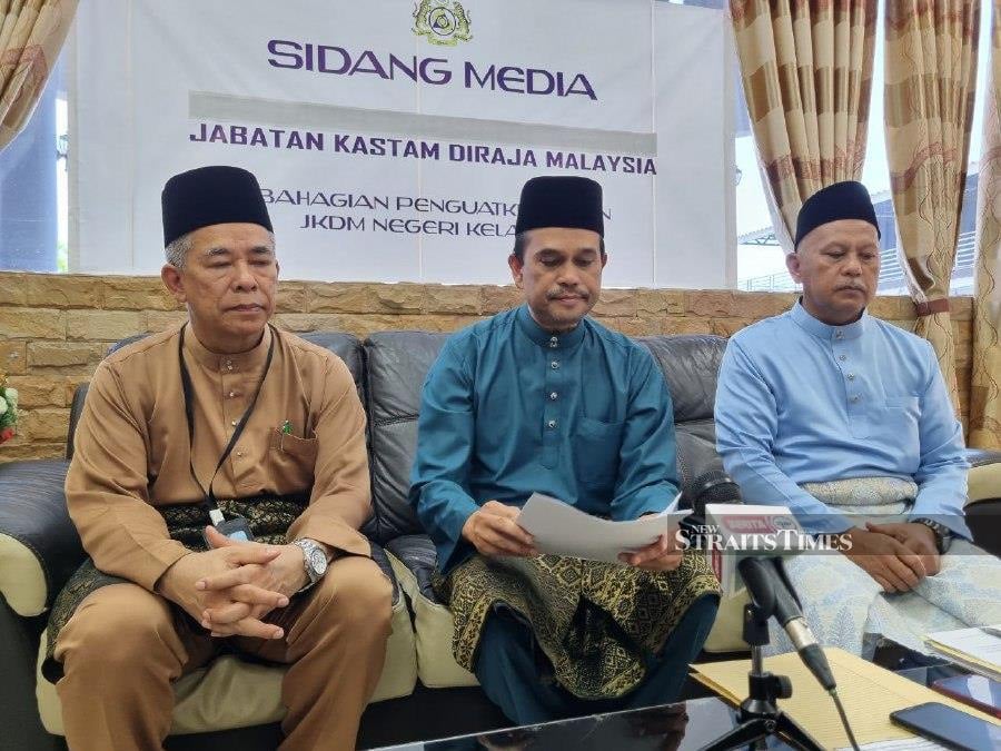 Customs deputy director-general (enforcement/compliance) Datuk Sazali Mohamad (centre) says to date, there are 140 illegal jetties being set up along the 106km stretch of the Golok river. -- NSTP/SHARIFAH MAHSINAH ABDULLAH
