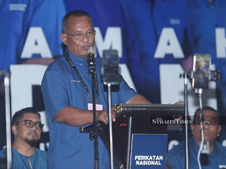 PN candidate, Khairul Azhari Saut announcing the coalition’s manifesto for the Kuala Kubu Baharu by-election. -- NSTP/SAIFULLIZAN TAMADI