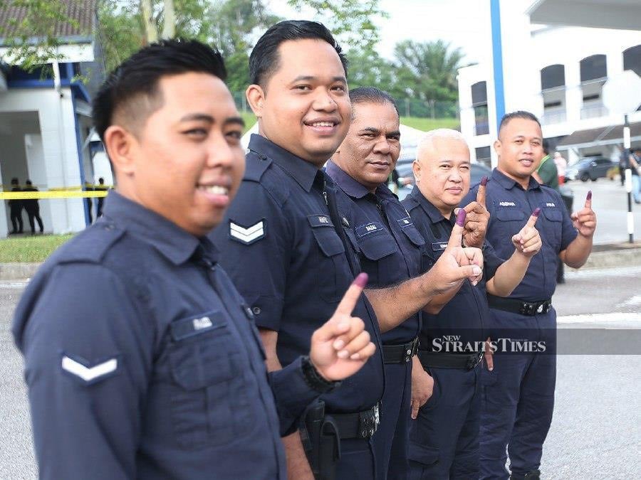 Police members who have completed their early voting duties, in conjunction with the Kuala Kubu Baharu by-election at the Multipurpose Hall of the Kuala Kubu Bharu PDRM College. - NSTP/SAIFULLIZAN TAMADI