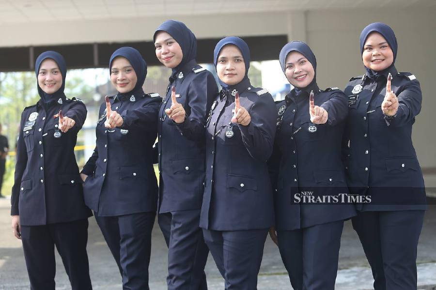 A total of 863 police and military personnel are set to cast their ballots in early voting for the Kuala Kubu Baharu by-election, today.- NSTP/SAIFULLIZAN TAMADI