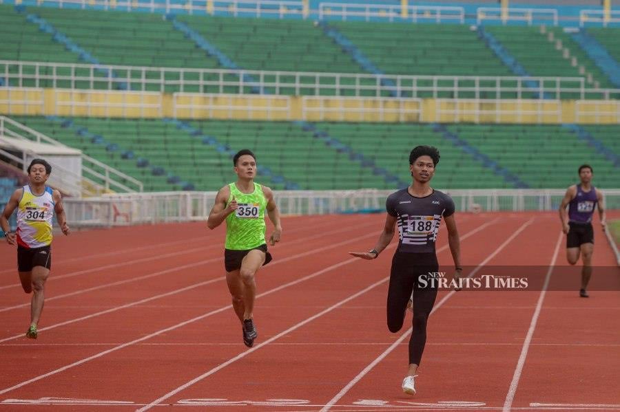 National sprint king Azeem Fahmi topped the men's 200m heats at the Malaysian Open Athletics Championships at Darul Makmur Stadium in Kuantan today to cruise into the semifinals. - NSTP/LUQMAN HAKIM ZUBIR
