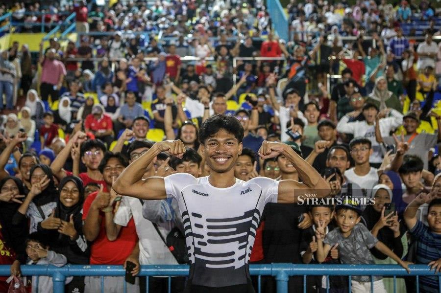 Sprinter Azeem Fahmi does not want to set a specific timing to break his national 100m record as he feels it would add pressure on himself. - NSTP/LUQMAN HAKIM ZUBIR