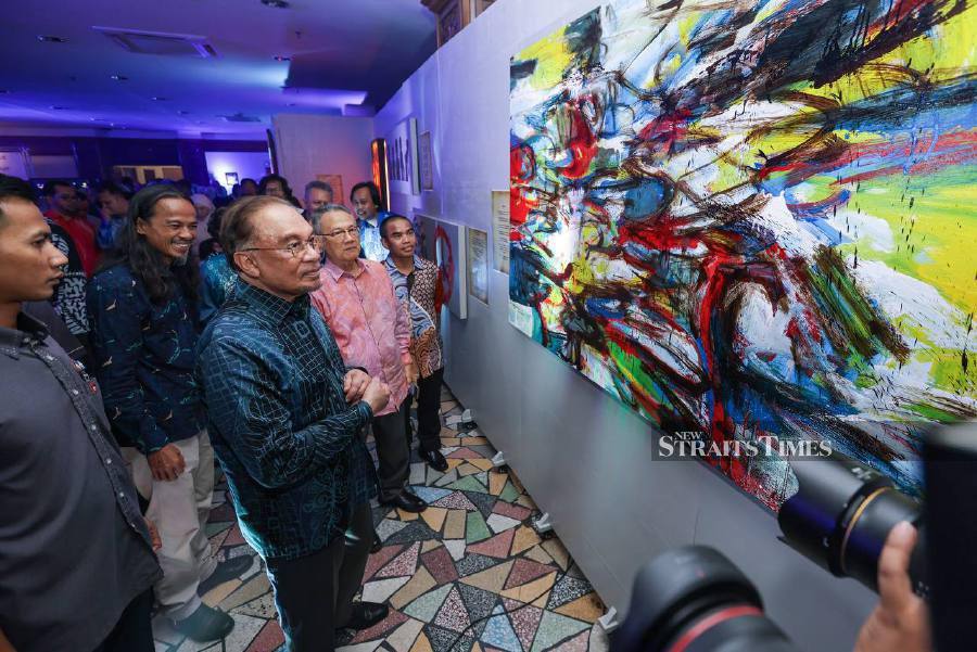 Towards the end of the event, the Prime Minister was presented with a live painting by Suzlee Ibrahim, Dean of the Fine Arts Faculty at the National Academy of Arts, Culture, and Heritage (Aswara).  - NSTP/ASWADI ALIAS