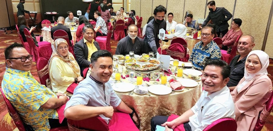 Sabah Assistant Tourism, Culture and Environment minister Datuk Joniston Bangkuai (in blue batik shirt) with some national news editors at the breaking of fast hosted by Sabah Tourism Board in Kuala Lumpur. Photo courtesy of Sabah Tourism Board.