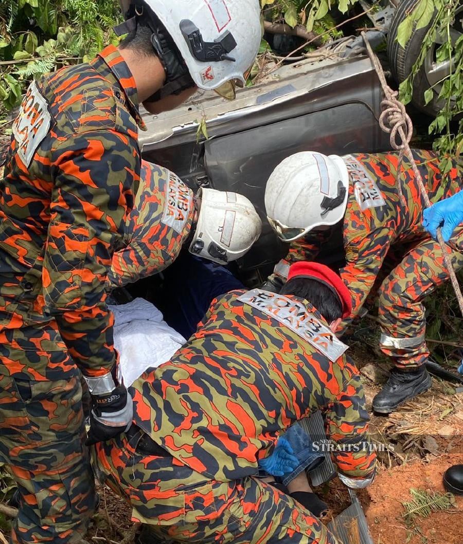 A 29-year-old man was killed when he lost control of his vehicle and crashed into a two-meter-deep ravine at Jalan Felda Inas-Jalan Titiwangsa here yesterday. Pics courtesy of Fire and Rescue Departmnet