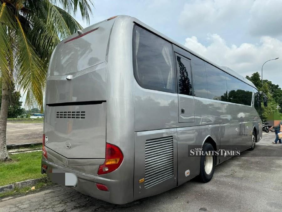 A Singapore-registered tour bus was seized after its driver failed to produce the bus vehicle licence and insurance coverage. Pic courtesy RTD Johor Facebook.