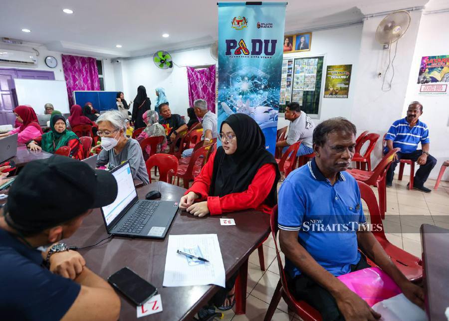 Some of the people who came to the Padu registration counter at the Sri Aman Apartments. NSTP Pic