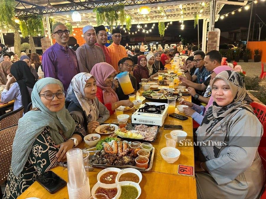 Kada chairman Muhammad Husain (standing, far right) with local media practitioners during breaking of fast event. - NSTP/SHARIFAH MAHSINAH ABDULLAH