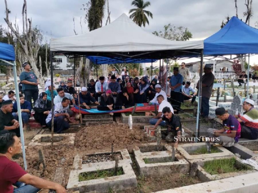 The remains of the teen daughter of Lahad Datu district police chief ACP Dzulbaharin Ismail were laid to rest at the Kampung Haji Khamis Muslim Cemetery at 5.30pm today. NST pic by Junaidi Ladjana