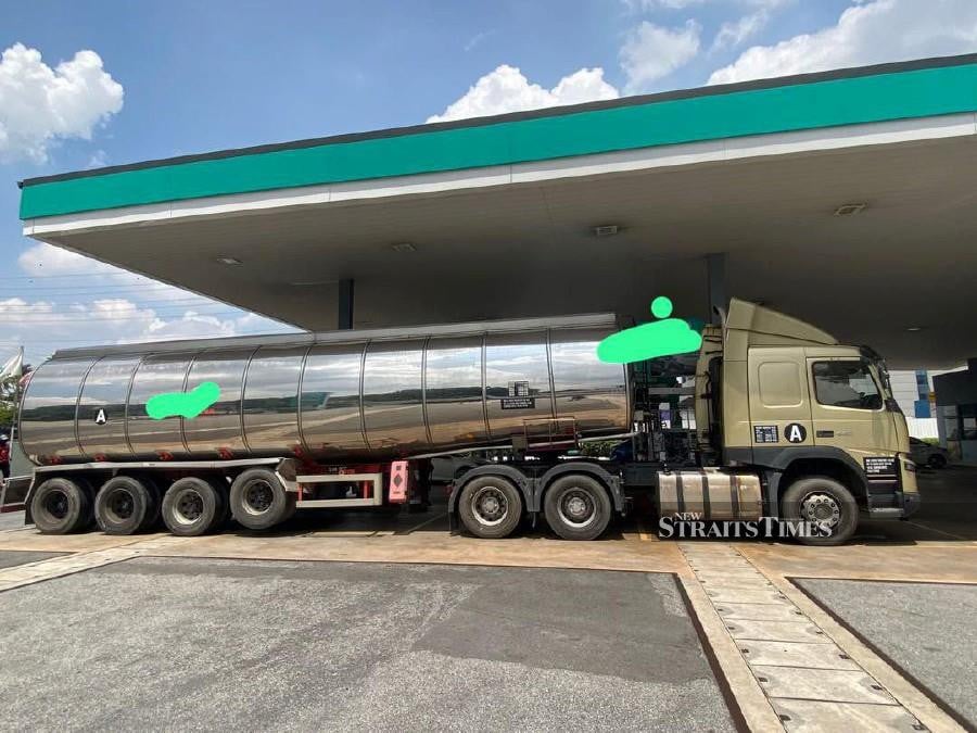 In Operation Ops Tiris 5.0 last Wednesday, the authorities detained the 50-year-old truck driver along with two Bangladeshi petrol station workers for further investigation. Pic courtesy of KPDN