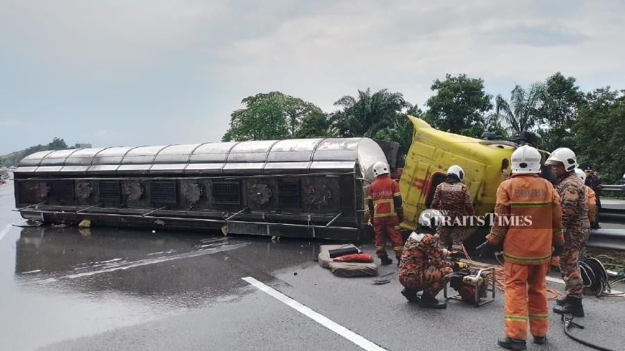 A tanker lorry carrying palm oil overturned and blocked the 243rd kilometre (km) of the North-South Expressway (PLUS) northbound, causing a 10 km traffic congestion. Pic courtesy of Negeri Sembilan Fire and Rescue Department