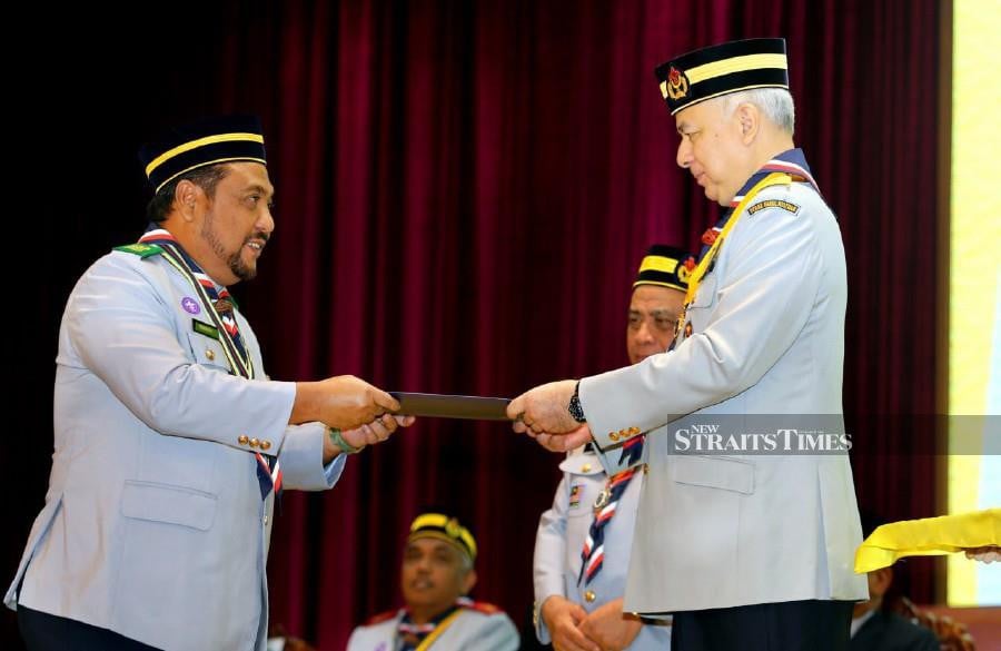Sultan of Perak, Sultan Nazrin Muizzuddin Shah, conferred the Pingat Bintang Seri Maharajalele - Emas (BSML) to the Perak SADC chief executive officer and member of the Perak State Scout Council, Datuk Yahanis Yahya (left), at the 2024 Stars, Medals, and King Scout Certificates Conferment Ceremony held at the Banquet Hall of Perak Darul Ridzuan Building. Pic by NSTP/L. Manimaran
