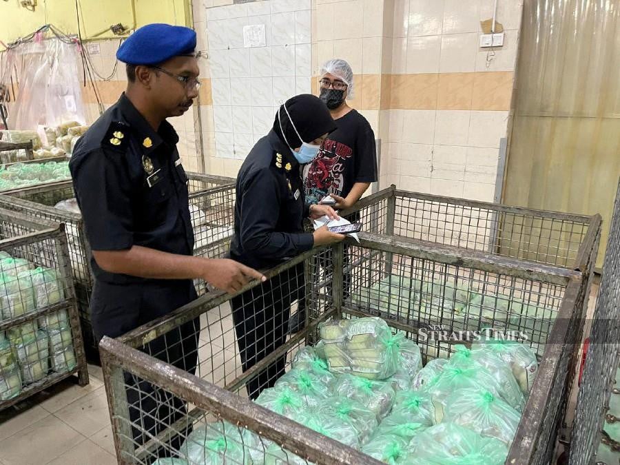 A total of 3,020 units of food products were seized during a raid on a processing factory producing laksa and kuey teow in Sungai Siput yesterday, after it was found to be using a fake halal logo. Pic courtesy of KPDN Perak