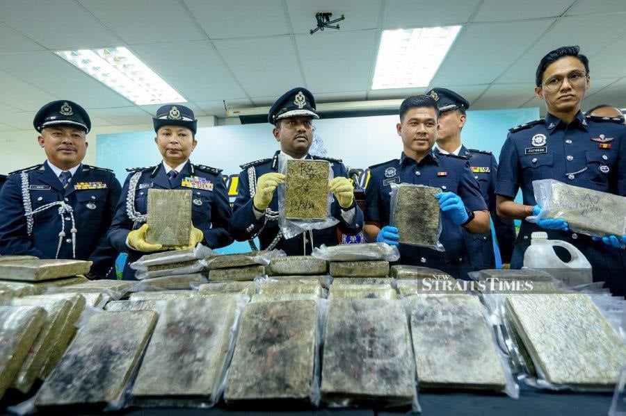Selangor police chief Datuk Hussein Omar Khan (3rd from right) showing the drugs that were seized. NSTP/ASYRAF HAMZAH