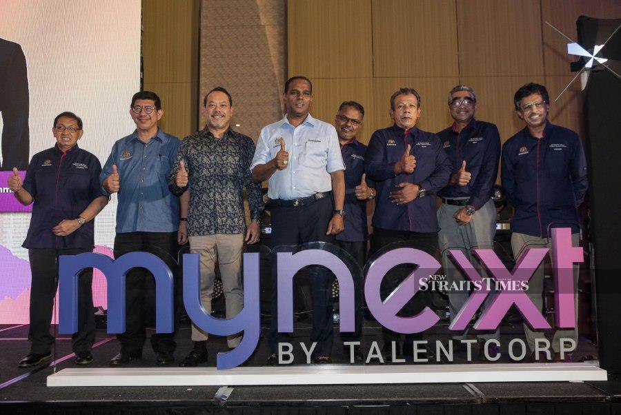 Human Resources Minister Datuk Seri M. Saravanan (centre) with Higher Education Deputy Minister Senator Datuk Dr Ahmad Masrizal Muhammad (3rd from left) at the launch of Mynext by TalentCorp at Sime Darby Convention Centre today. -- Pic: NSTP/HAZREEN MOHAMAD