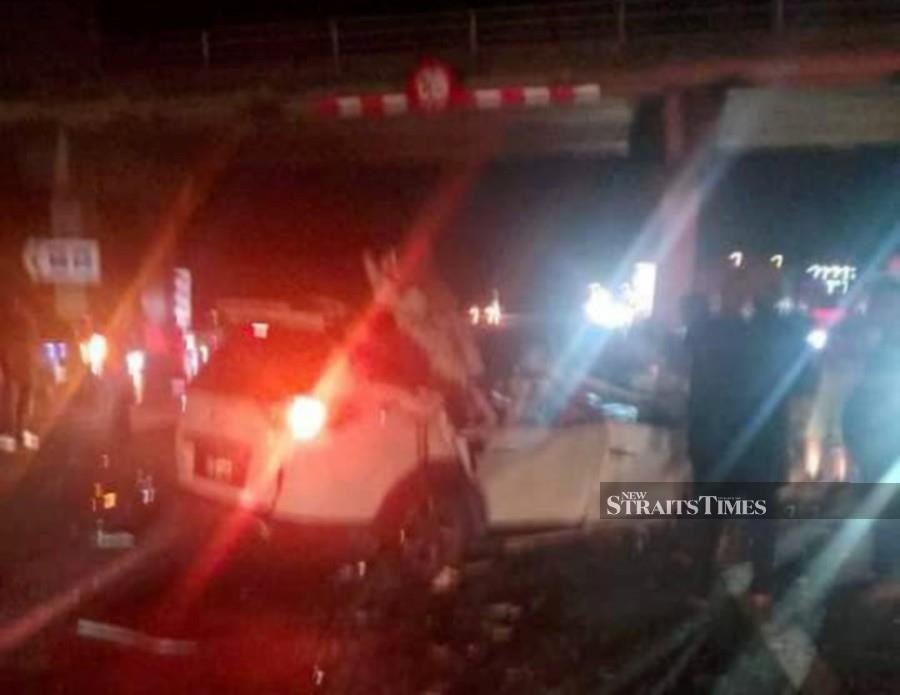 An injured pregnant woman suffered a miscarriage following a three-vehicle crash at KM36.6 of the North-South Expressway, which left five other people severely injured last night.