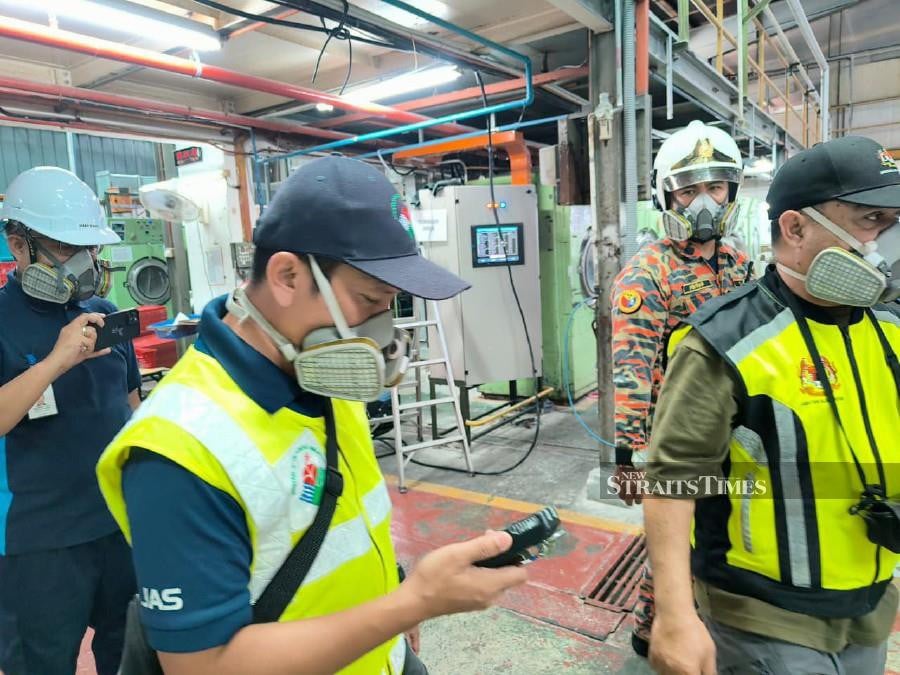 Twenty-two workers from a rubber glove production factory in Bakar Arang were rushed to the hospital today due to an ammonia gas leak, occurring less than 24 hours after a chemical spill incident. Pic courtesy of Department of Environmental, Fire and Rescue Department 