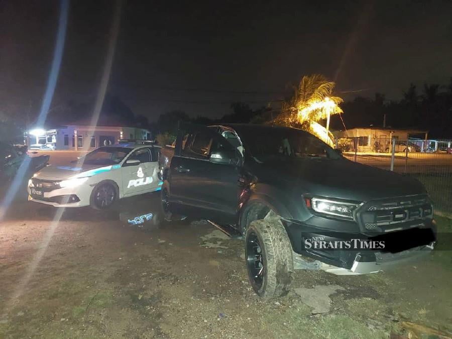 A couple rammed their vehicle into a Crime Prevention and Community Safety Department (BPJKK) police patrol car (MPV) on Jalan Sungai Tuang, Kuala Sungai Baru, yesterday out of fear of being apprehended for close proximity (khalwat). Pic from IPD Alor Gajah FB