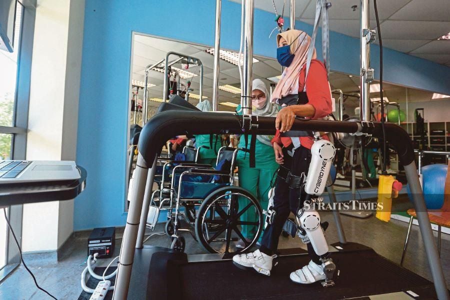 The Malaysian Physiotherapy Association (MPA), along with Private Practitioners' Physiotherapy Association (PPPA), have urged the government to exempt the sales and service tax (SST) charge borne by patients who undergo physiotherapy at all private clinics in the country. - NSTP file pic