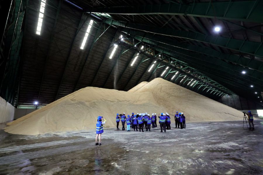  JOHOR BARU - The media looking at the area where raw sugar is stored before being transported to the processing plant at MSM Sugar Refinery (Johor) Sdn Bhd. - BERNAMA PIC