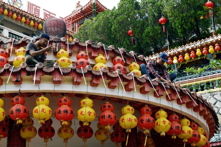 GEORGE TOWN - Workers putting up lanterns at the Kek Lok Si Temple, Air Itam Road, in preparation for the Chinese New Year celebration. - BERNAMA PIC