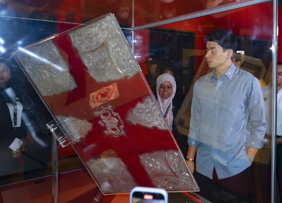 KUCHING - The Regent of Pahang Tengku Hassanal Ibrahim Alam Shah Al-Sultan Abdullah Ri'ayatuddin Al-Mustafa Billah Shah visiting the Borneo Cultural Museum. -BERNAMA PIC