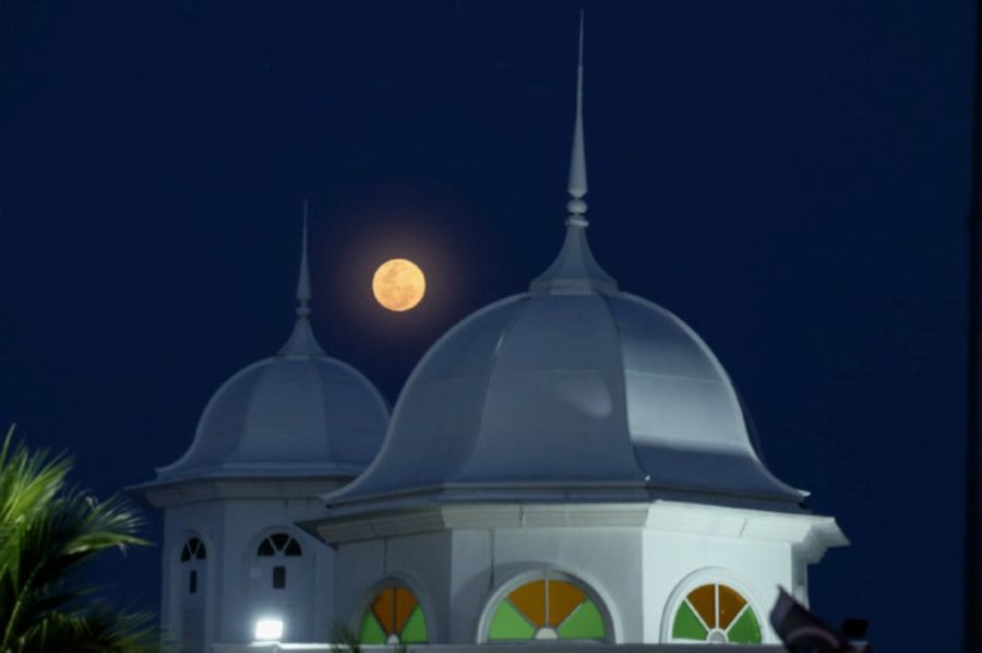  KUALA TERENGGANU: The full moon, also known as the 'Pink Moon', rises behind the dome of Sultan Ismail Mosque in Chendering. -- BERNAMA PIC