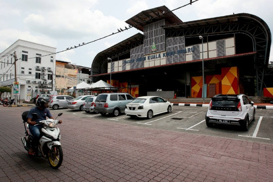  HULU SELANGOR: As the Kuala Kubu Baharu by-election approaches on May 11, businesses in the quiet town are preparing for notable changes. The town is expected to buzz with political campaigns and activities in the lead-up to the election. -- NSTP/FAIZ ANUAR