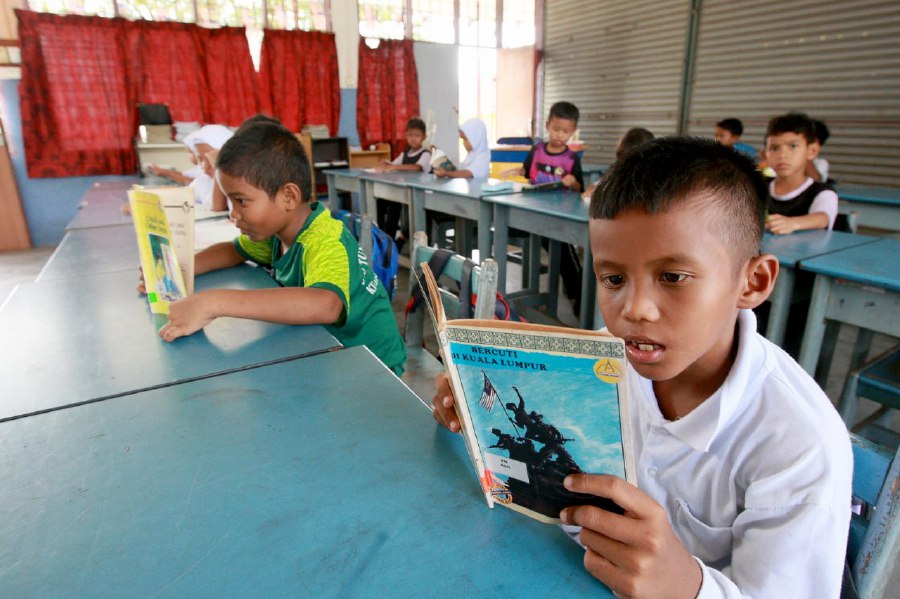 HULU SELANGOR: Orang Asli students at Sekolah Kebangsaan Tun Abdul Razak in Kuala Kubu Bharu diligently following lessons inside the classroom. -- NSTP/FAIZ ANUAR