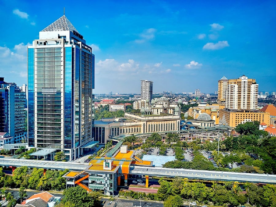 Sunway REIT owns 18 properties, including malls, hotels, offices, a medical centre, an industrial property, and a purpose-built campus. Image of The Pinnacle, the first building in Sunway City to have both Singapore's BCA Greenmark Gold and Malaysia's Green Building Index. 
