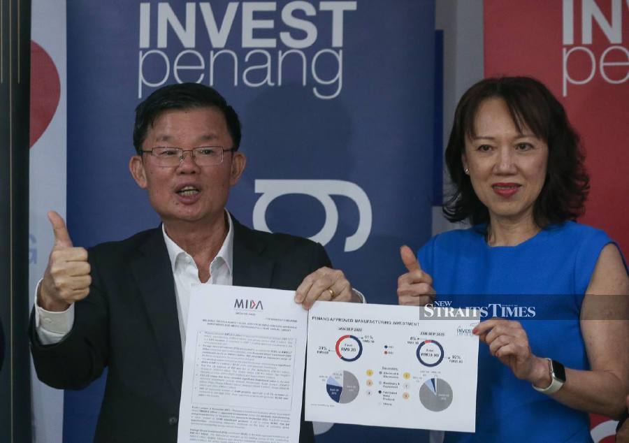 GEORGETOWN 11 DECEMBER 2023. Penang Chief Minister Chow Kon Yeow (left) with InvestPenang Chief Executive Officer Datuk Loo Lee Lian shows a chart of Penang recording an investment inflow of RM34.6 billion in the manufacturing sector during a press conference at his office at Kompleks Tun Abdul Razak (KOMTAR) here. NSTP/DANIAL SAAD
