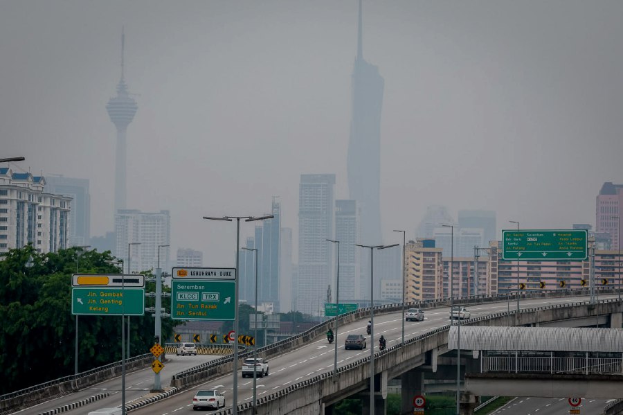  KUALA LUMPUR: The capital city of Malaysia covered in haze today. -- NSTP/ASYRAF HAMZAH