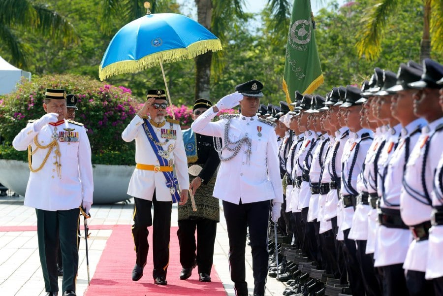 KOTA KINABALU: Sabah governor Tun Juhar Mahiruddin (2nd from left), inspecting the guard of honour during the Opening Ceremony of the 5th Session of the 16th Sabah State Legislative Assembly at the State Assembly Building. -- BERNAMA PIC