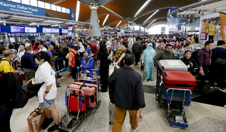 SEPANG: Passengers of flights to Sabah and Sarawak stranded at the Kuala Lumpur International Airport due to the cancellation of flights following the Gunung Ruang eruption in Indonesia. -- NSTP/MOHD FADLI HAMZAH.